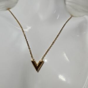 Chic Gold V Pendant Necklace